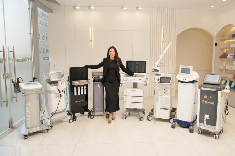La Dra. Eliana Garcés junto a los equipos de tecnología de su clínica