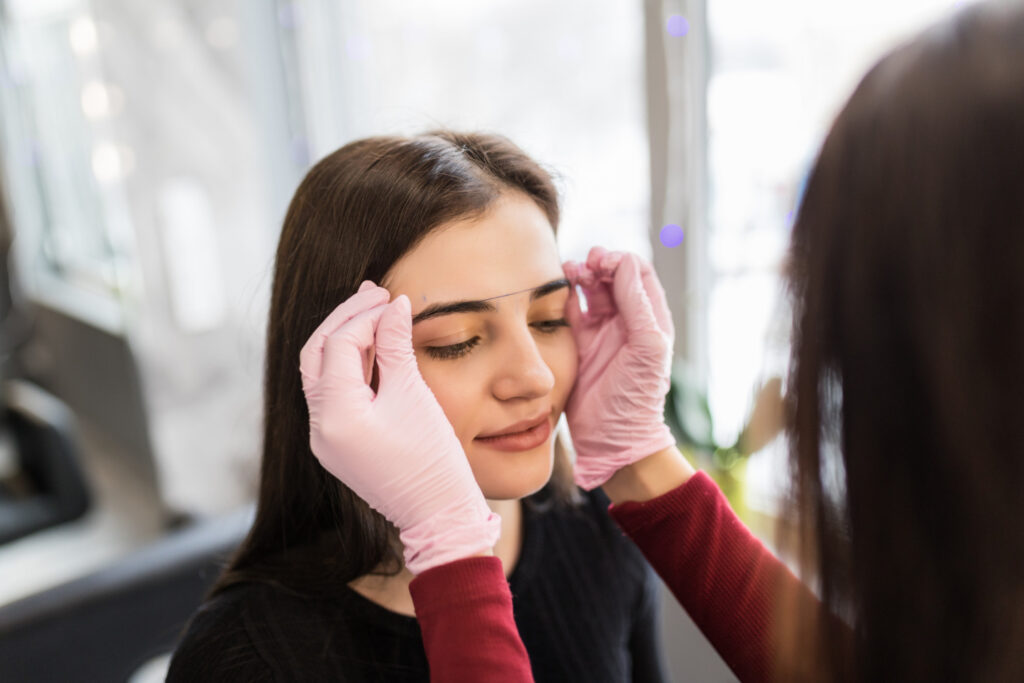 Levantamiento de cejas