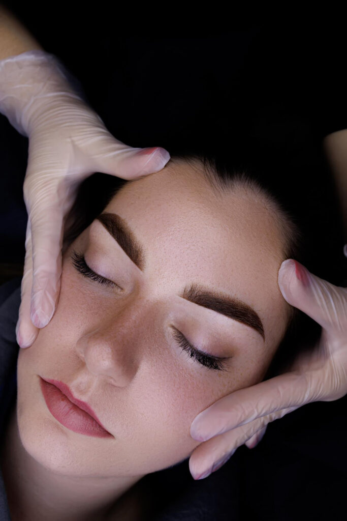Levantamiento de cejas